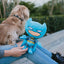 Peluche con chirriador de juguete para perros - Pose de pie de cuerpo completo de Batman con capa azul